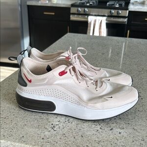 Nike Women’s Air Max Dia